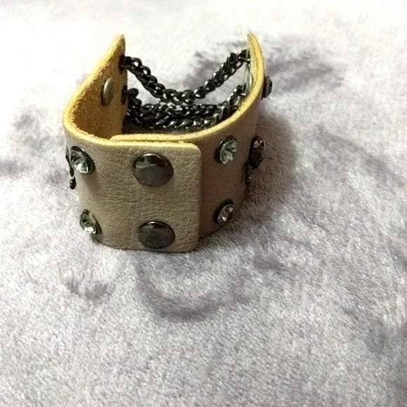 Skull & Bones bracelet with rhinestones and chains.  Snap closure, leather. - Picture 4 of 6